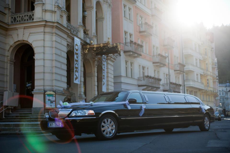 Lincoln limuzína před Operou v Karlových Varech