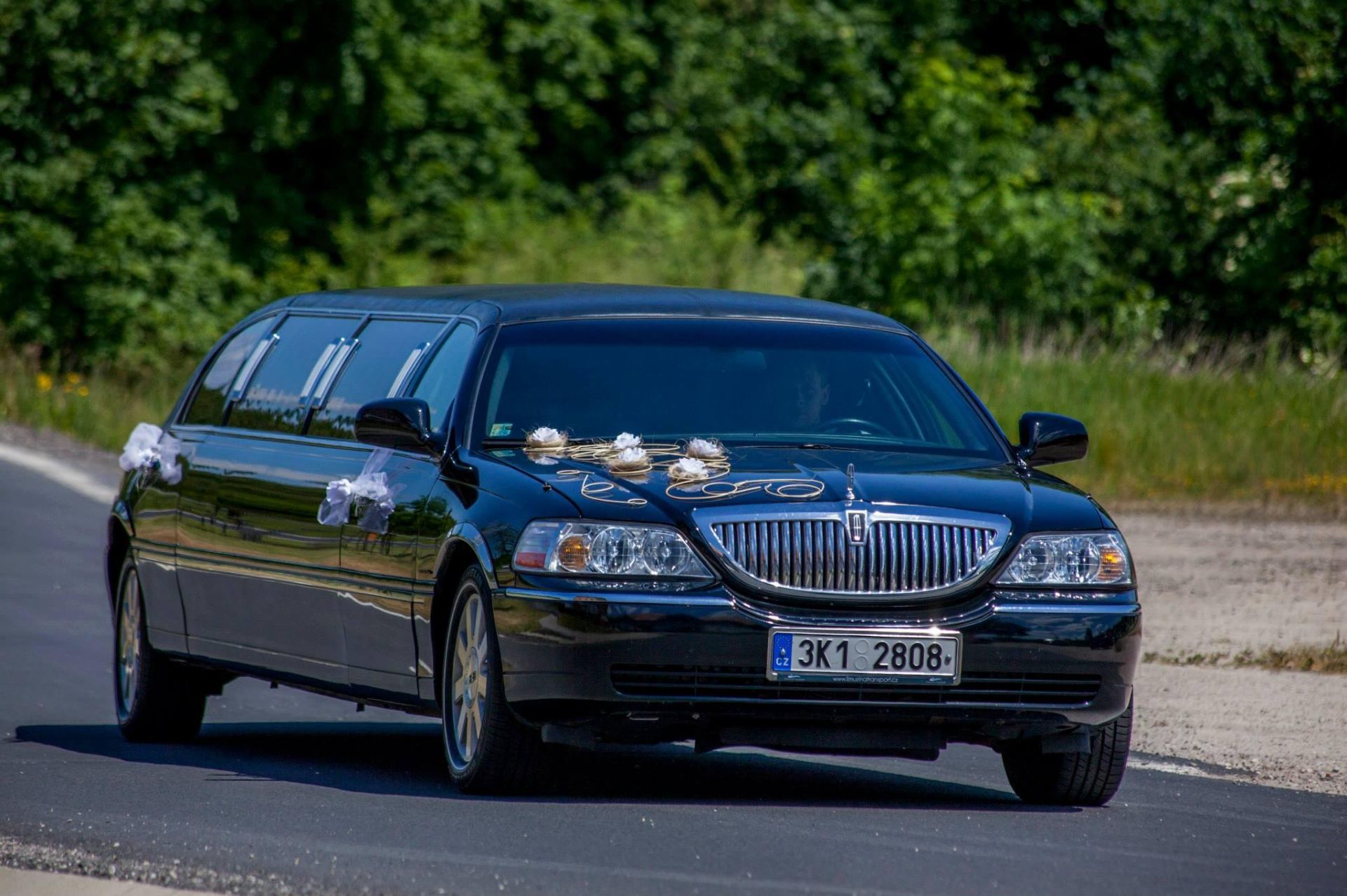Lincoln stretch limuzína s vlaječkami zepředu
